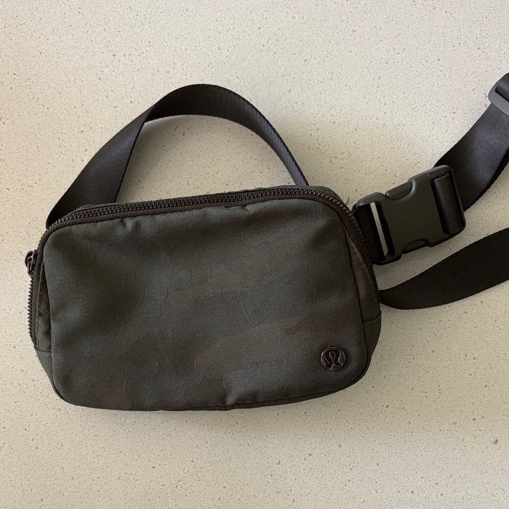 Lululemon green camo belt/crossbody bag